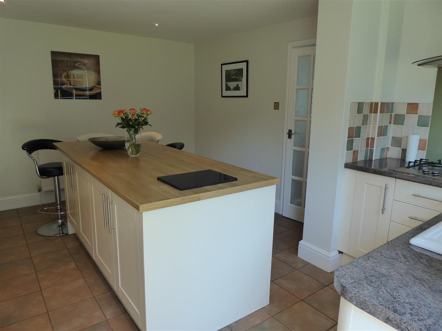 KITCHEN/BREAKFAST ROOM